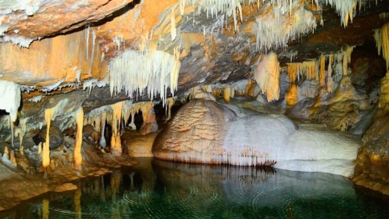 Conoce las espectaculares Grutas Karmidas