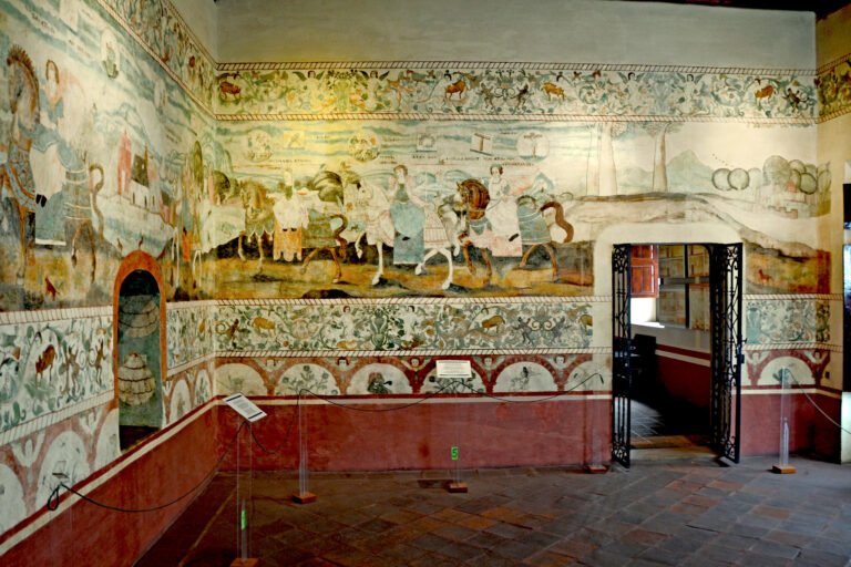 Descubre los murales de la Casa del Deán