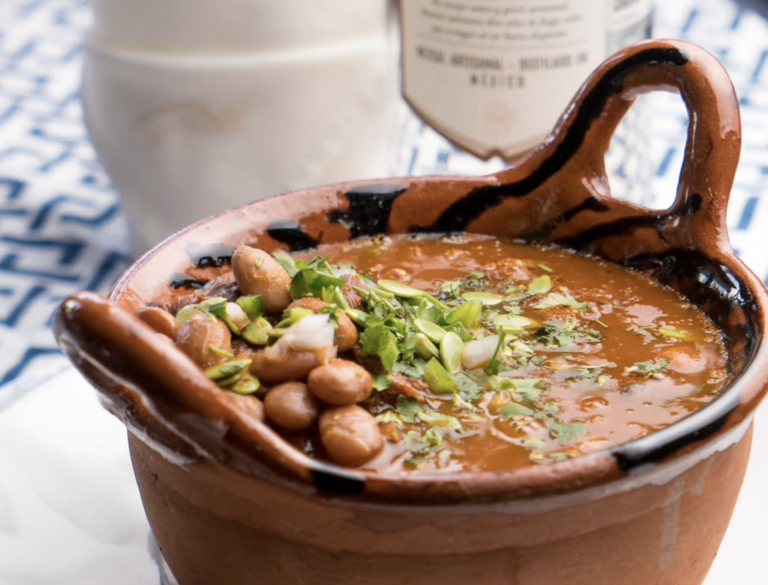 No te pierdas el delicioso mole de caderas de Ambrozzía