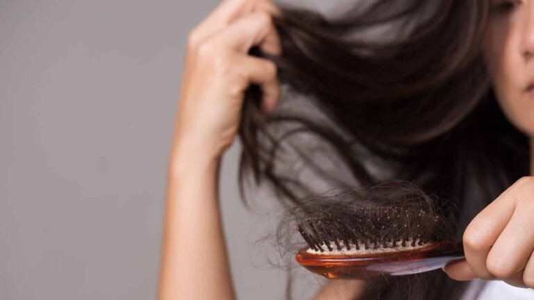 Novapelly te explica cómo la caída de cabello afecta tu autoestima
